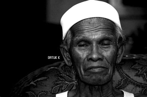 Perkemahan wirakarya, kemah bakti, atau biasa disingkat pw adalah pertemuan pramuka penegak atau pandega berbentuk perkemahan besar, dalam rangka mengadakan integrasi dengan masyarakat dan ikut serta dalam kegiatan pembangunan masyarakat. Contoh Buku Program Perkhemahan - Dzień Ojca