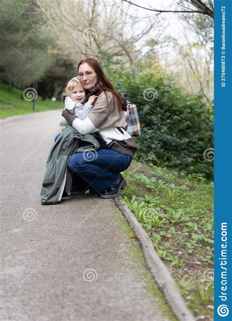 Madre Abrazando A Su Hijo Rubio En El Parque Imagen De Archivo Imagen