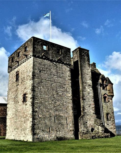 Newark Castle Port Glasgow © Raibeart Macaoidh Geograph Britain