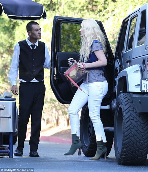 Iggy Azalea Arrives At Maestros Steakhouse In La Daily Mail Online
