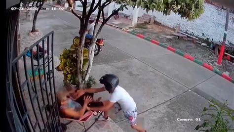 Video Una Mujer Espanta A Golpes A Dos Ladrones En Moto Que La