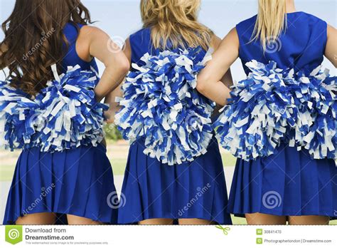 Achtermening Van Cheerleaders Met Pom Poms Stock Foto Image Of Partners Juichen 30841470