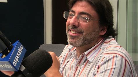 Daniel jadue se asustó, pero lo que hace quien ejerce una autoridad vertical, tradicional y patriarcal es usar otros argumentos para esconder el miedo. Daniel Jadue: No todo lo público tiene que tener costo ...