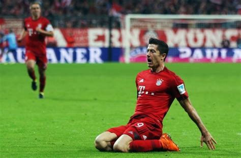 Seid live beim training dabei, staunt über spektakuläre skills, tore und challenges und lernt eure lieblingsspieler in interviews und portraits noch 2 years ago robert lewandowski scored a historic 5 goals in 9 minutes against the wolves. Fünf Tore in neun Minuten: Bayern-Stürmer Lewandowski ...