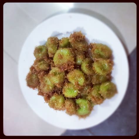 Macam biasalah masa kecil dulu, tugas saya hanya mengisar beras pulut atau beras untuk dijadikan tepung. :: Dapur Nana ::: Resepi Kuih Puteri Mandi