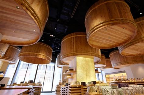 Un elemento decorativo che si trova comunemente nei bar e negli spazi commerciali sono le botti. Arredamento in Legno