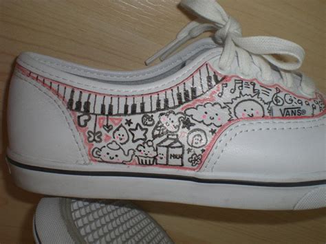 Customize your old sneakers for the christmas celebration to wear. Imagine. Design. Create. Inspire.: DIY Shoes: Cute Doodle Vans
