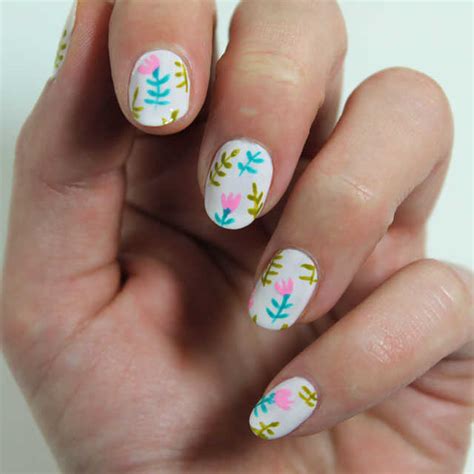 Muchas cosas se pueden decir de alguien que es puntilloso. 10 diseños de uñas con flores paso a paso - Nailistas | Productos de uñas