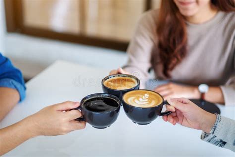 Människor Njöt Av Att Dricka Och Klä Kaffekoppar Tillsammans På Bordet I Kafé Fotografering för