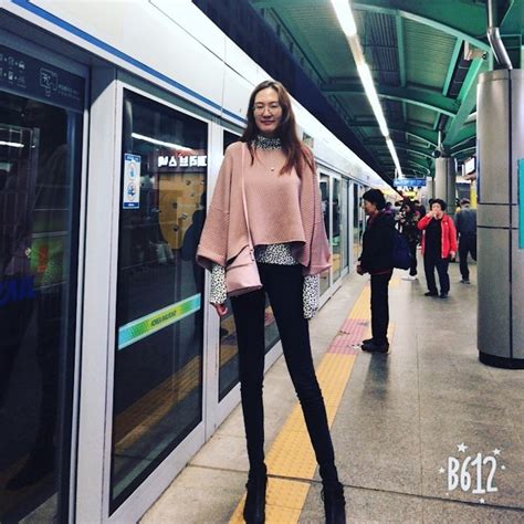 One Of The World S Tallest Women Has Legs That Are Inches Long