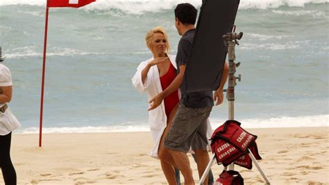 Pamela Anderson Grava Comercial Na Praia
