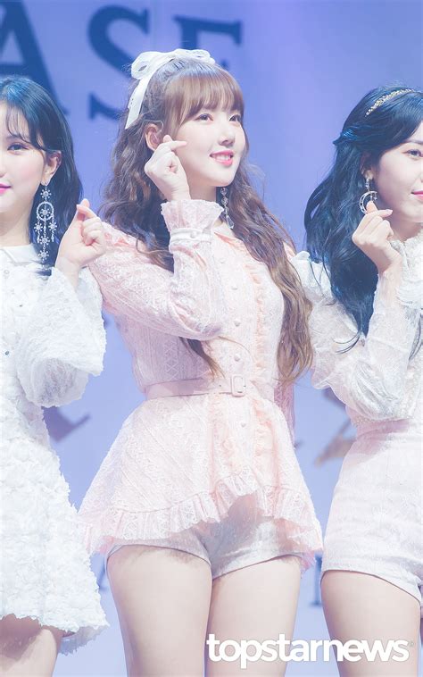여자친구 생일선물, 어떤걸 해야할까 고민이 많다. HD포토 여자친구(GFRIEND) 예린, '버디 보고 있지?' (해야 ...