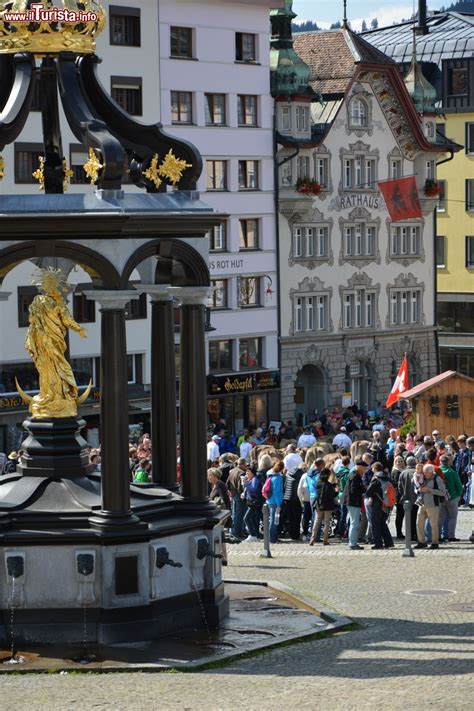 The black madonna of einsiedeln. La statua dorata della Madonna a Einsiedeln (Svizzera ...