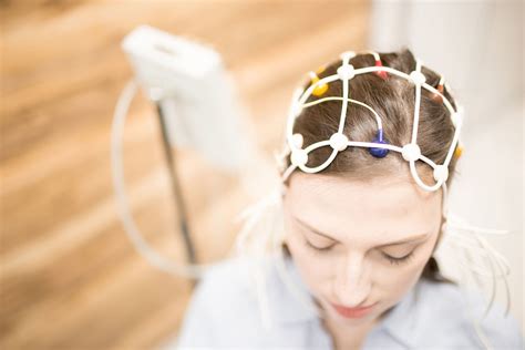 Badanie EEG elektroencefalografia mózgu Co to jest kiedy wykonać na czym polega i ile trwa