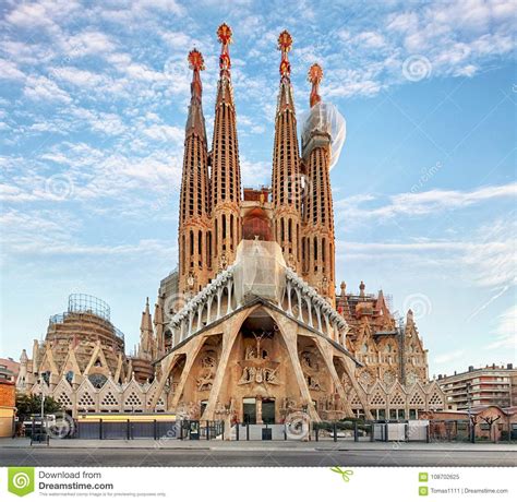 Confira ofertas exclusivas de hotéis em barcelona, espanha. BARCELONA, ESPANHA - 10 DE FEVEREIRO: La Sagrada Familia ...