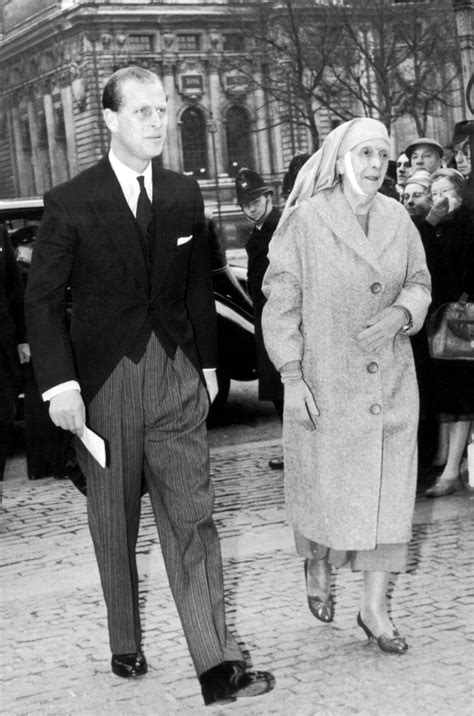 Así, la mujer de felipe vi, leticia ortiz, tiene el título de reina consorte de españa y francisco de asís y borbón, marido de isabel ii, fue el rey consorte ya en 1957, isabel ii le convirtió oficialmente en un príncipe británico. La extraordinaria vida de Alicia de Battenberg, madre del ...