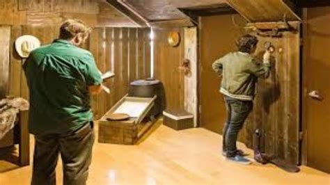 The room usually consists of a locked door, different objects to manipulate as well as hidden clues or secret compartments. 5 Best Online Escape Rooms in the US - Too Kind Studio