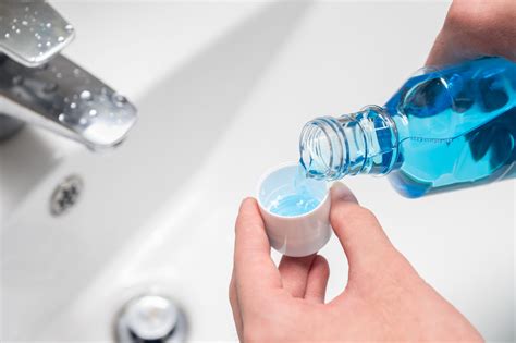 Pericolul major din apa de gură Ce pățești dacă o folosești zilnic
