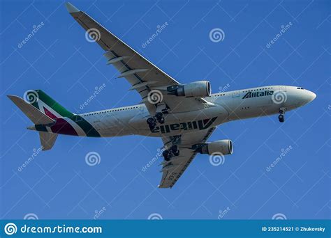 Alitalia Airbus A330 202 Descending For Landing At Jfk International