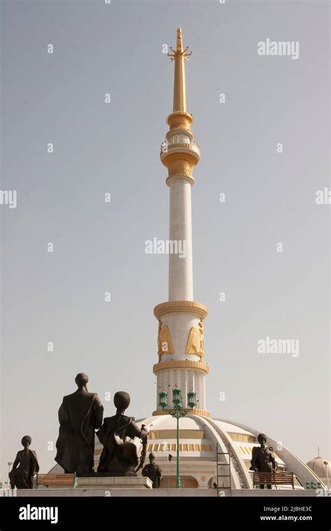 Monumento A La Independencia De Turkmenist N Ashgabat Fotograf A De