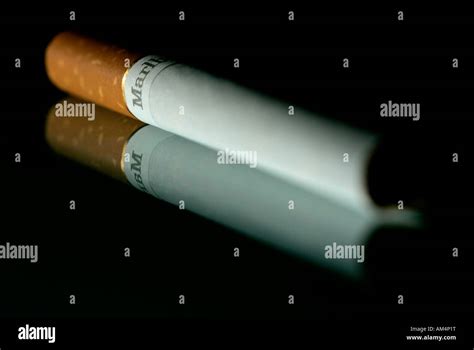 Marlboro Cigarette Banque De Photographies Et Dimages Haute R Solution Alamy