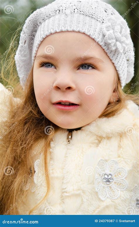 Retrato Da Menina Ao Ar Livre Em Um Dia De Mola Imagem De Stock