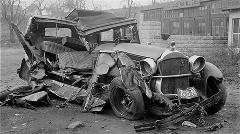 These Vintage Photos Of Early Car Wrecks Will Make You Grateful For