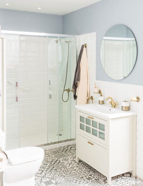 Su formato rectangular de 8,2 mm de espesor es idóneo para revestir paredes de cocinas, baños o habitaciones húmedas. ¿Cómo vestir tu baño con azulejos tipo metro? - Leroy Merlin