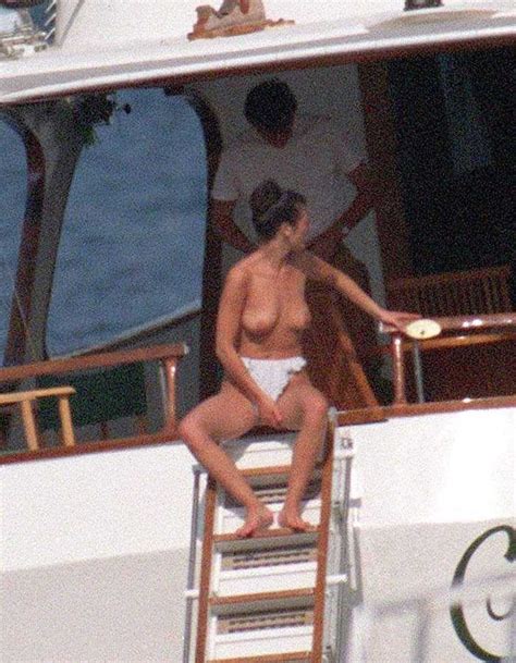 Catherine Zeta Jones Haciendo Topless En Francia La Biblioteta