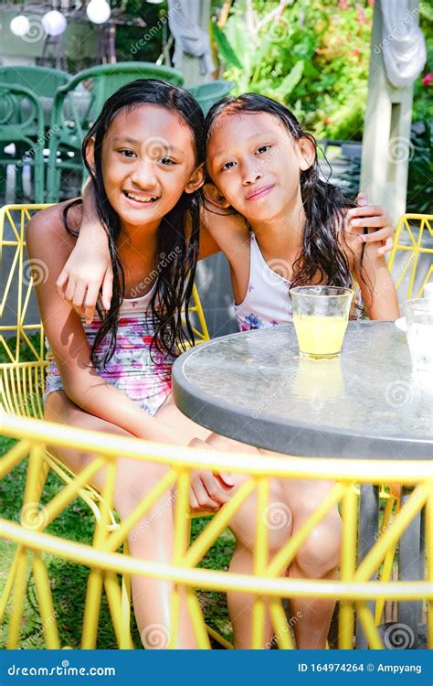 Portrait Des Jolies Petites Filles Asiatiques En Maillot De Bain