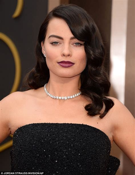 Margot Robbie Wears Heavy Make Up And Debuts Dark Hair At Oscars 2014 Daily Mail Online