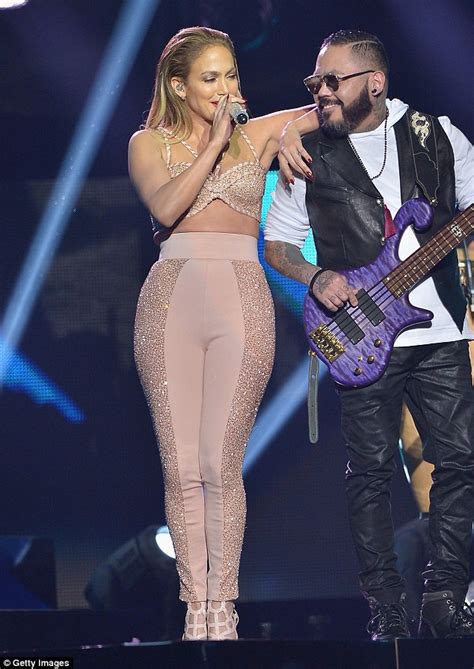 Jennifer Lopez Η εκρηκτική εμφάνιση στα Billboard Latin Music Awards Γόβα Στιλέτο