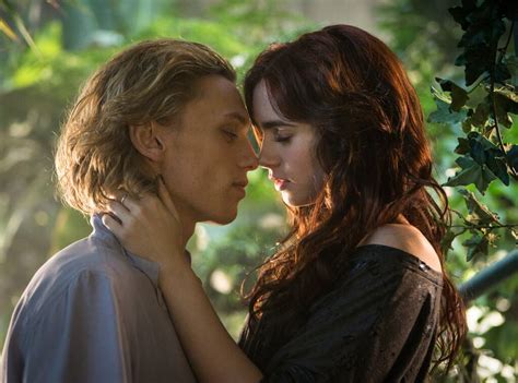 Однажды юная клэри фрэй становится случайным свидетелем убийства. Jamie Campbell Bower & Lily Collins from Mortal ...