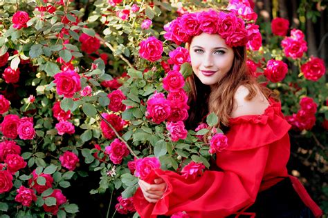 무료 이미지 소녀 장미 꽃 빨간 담홍색 플로라 화환 꽃들 관목 아름다움 플로리스트 리 꽃 피는 식물 정원