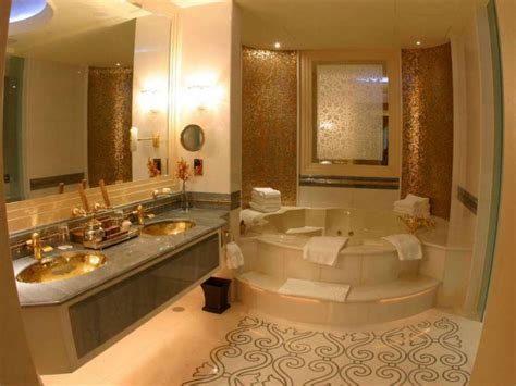 Piccolo bagno luminoso in stile classico moderno. I bagni più lussuosi del mondo, foto gallery per sognare