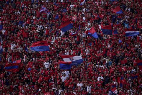 Hincha Del Cali Se Tuvo Que Lanzar Desde La Tribuna Para Evitar Ser