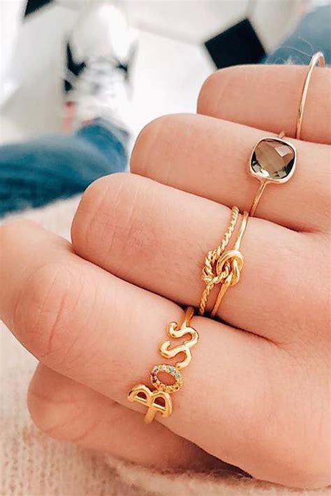 Télécharger 3 bague au doigt. La tendance bijou à adopter: la bague au petit doigt