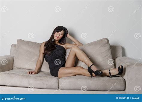 Asiatische Frau Auf Einer Couch Stockbild Bild Von Jugendlich Haut