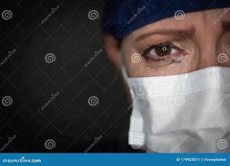 Médica O Enfermera Que Llora Con Lágrimas Y Que Usa Máscara Médica De