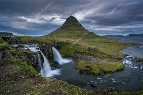 Kirkjufellsfoss Waterfall And Kirkjufell Mountain — Stock Photo