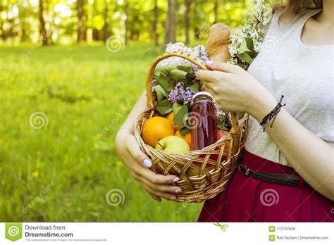 Een Meisje Houdt Een Mand Fruit Voor Een Picknick Het Gaan Op Een