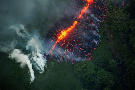 In Pictures Hawaiis Kilauea Volcano Erupts