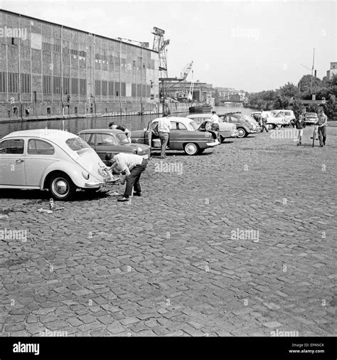 Männer Waschen Am Samstag An Einem Kanal In Hamburg Ihre Autos Deutschland 1960er Jahre Men