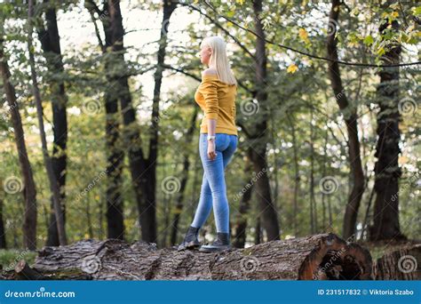 Junge Blonde Frau Die Im Wald Spaziert Stockfoto Bild Von Abenteuer