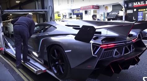 The two lightweight bucket seats are made from lamborghini's patented forged composite. Lamborghini Veneno Concept Arrives in London for the 1st ...