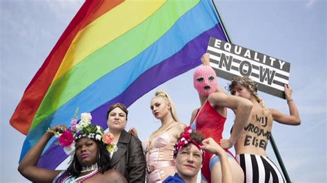 الوان علم المثليين — تعرف على سبب ربط علم Andالمثليين جنسياًand بألوان