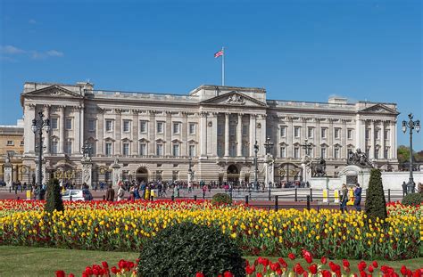 Buckingham palace has 760 windows that are cleaned every six weeks | © adrian seal / alamy stock photo. Buckingham Palace - Wikipedia
