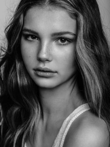 Ellie thumann is a youtuber and a model who has been modeling since a very young age and was earlier signed with agency arizona in her hometown before starting an international modeling career with the next models worldwide. Next / Los Angeles / Ellie Thumann