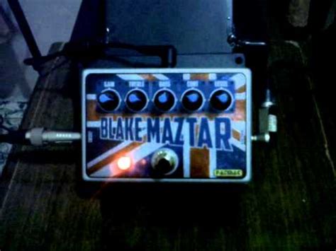 Efek gitar adalah perangkat yang mengubah sinyal elektronik yang dihasilkan oleh gitar listrik untuk mengubah suara dan nada yang dihasilkan oleh gitar tersebut. Fatmac Blake Maztar - YouTube