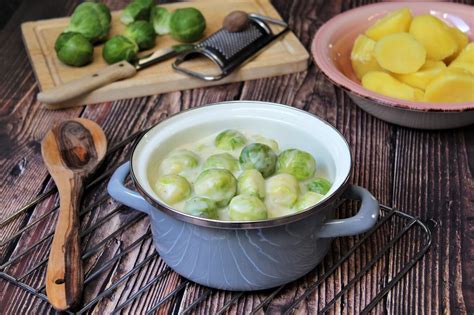 Rosenkohl mit Soße Winterbeilage die auch als Hauptgericht durchgeht